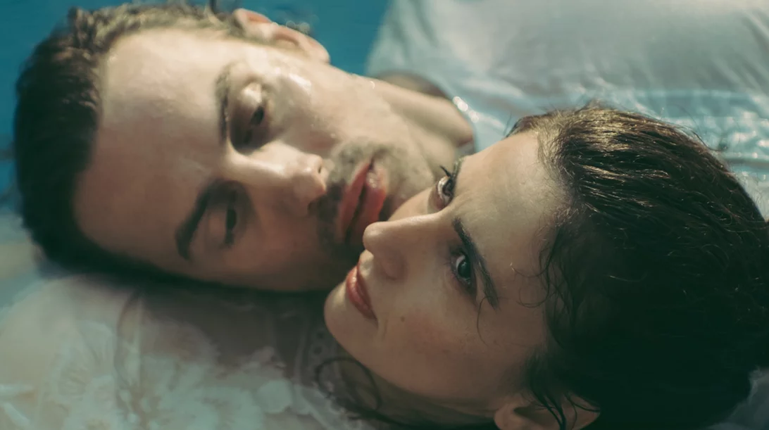 Ποιο έργο αποτελεί την πρώτη σκηνοθετική απόπειρα της Λένας Δροσάκη;