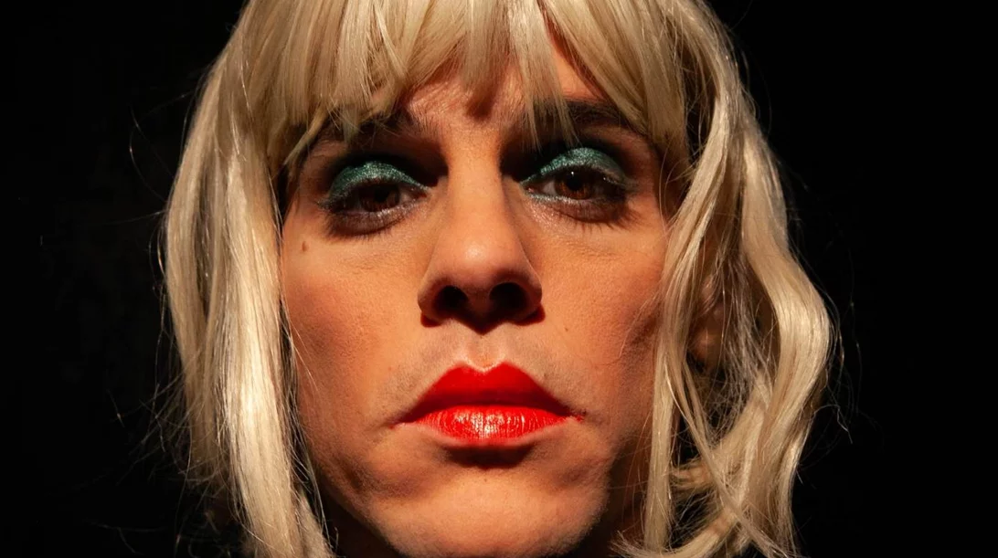 "Ζακ / Zackie Oh! A Queen Story": Ο Ζακ Κωστόπουλος μέσα από έναν θεατρικό ιμπρεσιονιστικό πίνακα