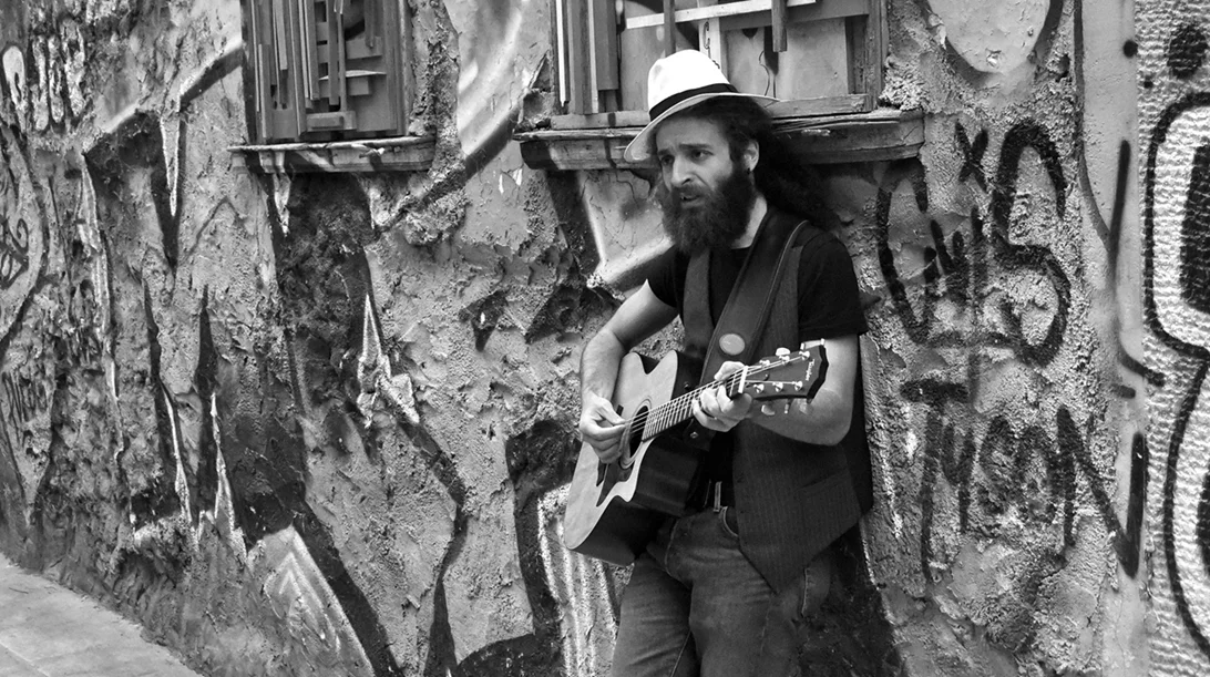 Ο Νικόλας Άσιμος στο θέατρο: Μια παράσταση για τον ασυμβίβαστο μουσικό και ποιητή