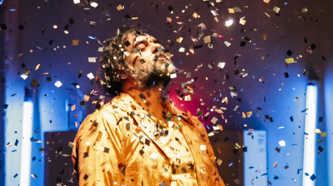 "Το πιο όμορφο σώμα που έχει βρεθεί ποτέ σε αυτό το μέρος": Συνεχίζει σε νέες μέρες και ώρες ο αποκαλυπτικός μονόλογος με ερμηνευτή τον Αργύρη Ξάφη στο Θησείον