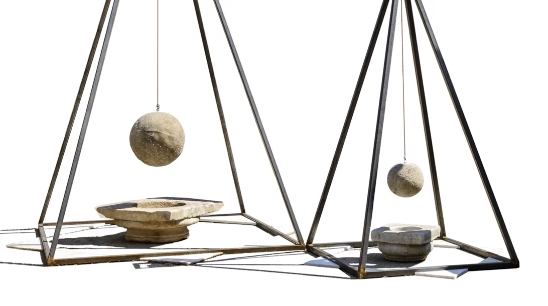 "Βαρυτικά πεδία": Οι γλυπτικές συνθέσεις του Νίκου Ζήβα