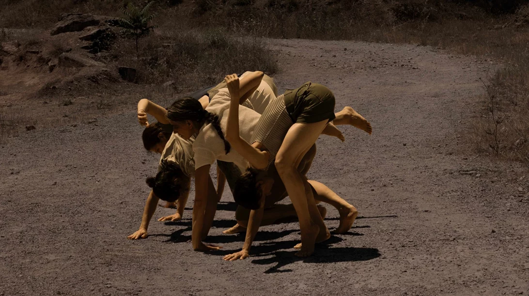 Οι "Τρεις αριστεροί αντίχειρες" είναι μια χορογραφία με σώματα ρευστά σαν σε animation