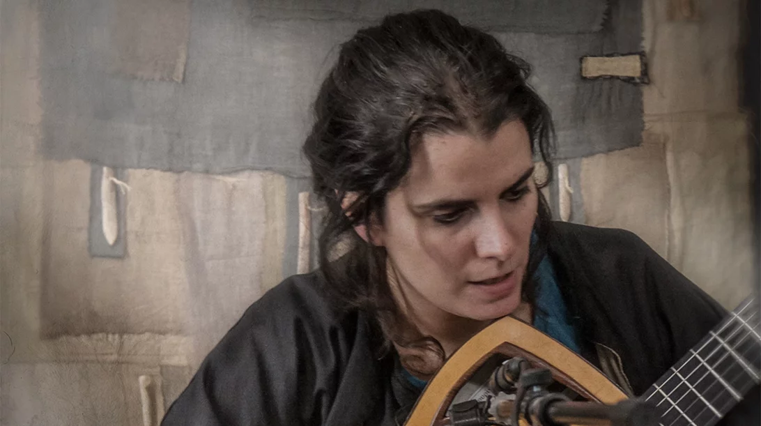 Η μουσικός Κατερίνα Φωτεινάκη τραβά ένα ταρώ για το μέλλον