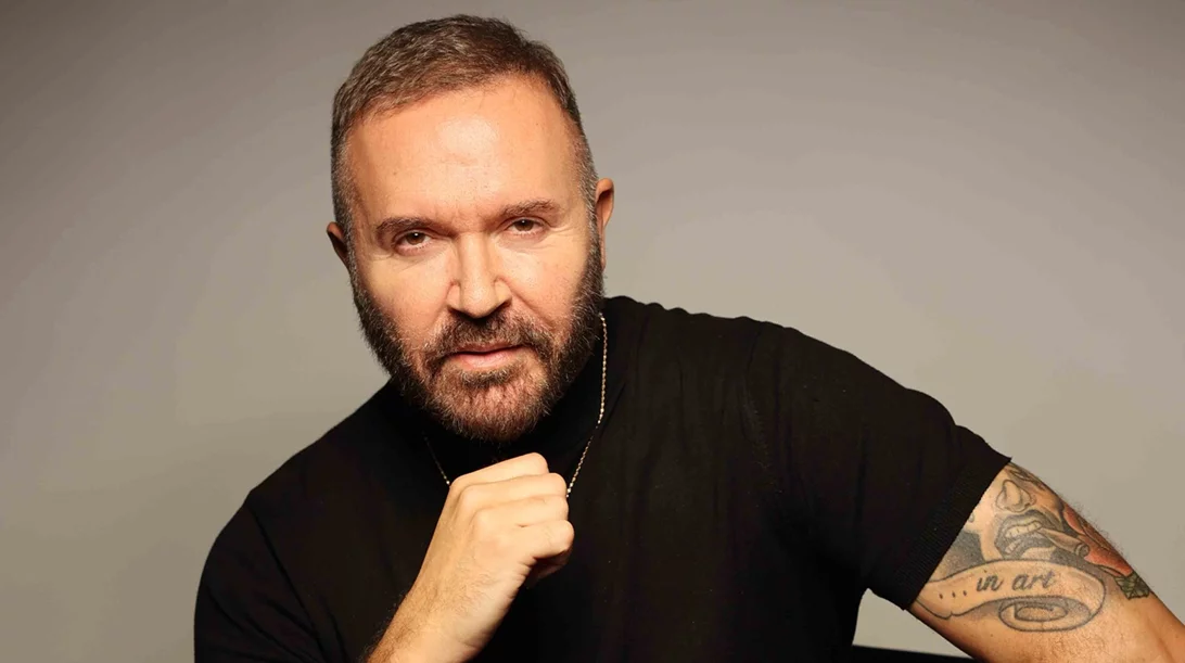 Ο Γιώργος Βάλαρης μιλά για το μιούζικαλ "Ο Τσάρλι και το εργοστάσιο σοκολάτας" που φέρνει σε ένα νέο θέατρο