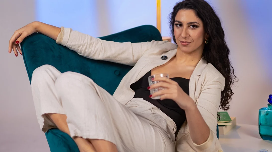 Κάθε Τρίτη, η Γεωργία Δρακάκη στήνει την "εκπομπή" της στο Black Duck