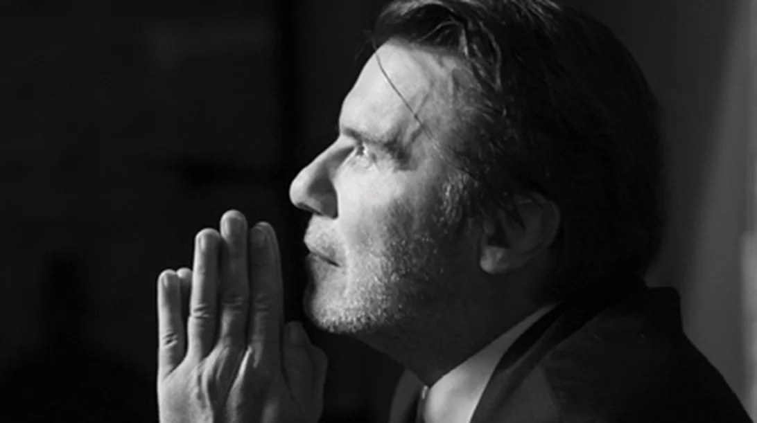 Ο Στράτος Τζώρτζογλου μάς λέει 4 πράγματα που πρέπει να ξέρουμε για το "Βροχή τα βέλη"