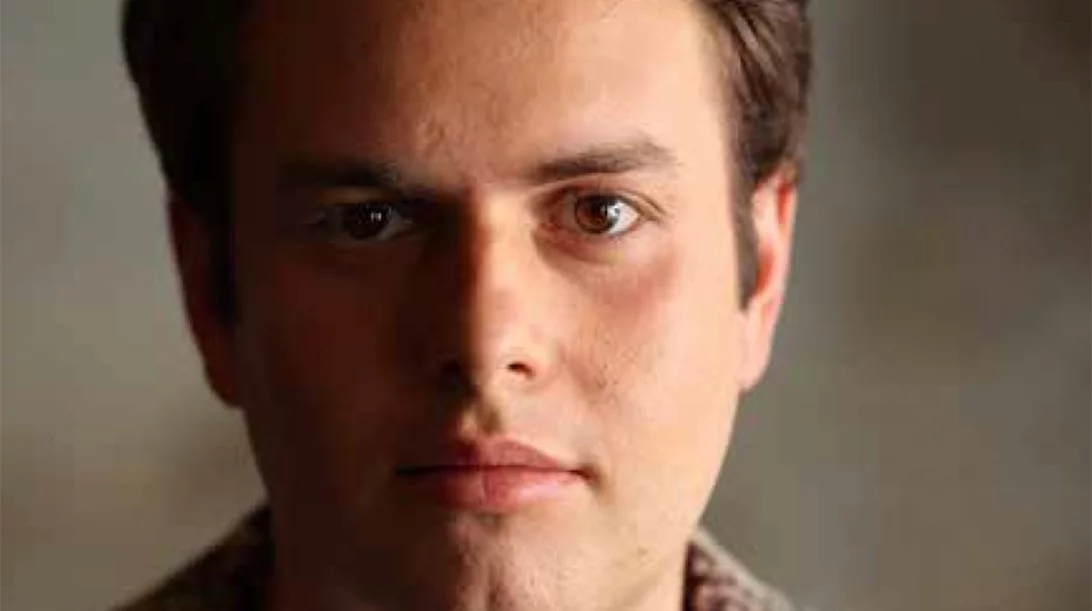 Ο Κωνσταντίνος Βασιλακόπουλος φέρνει τον "Εχθρό του λαού" στο Εθνικό: η σύγχρονη ματιά ενός νέου σκηνοθέτη