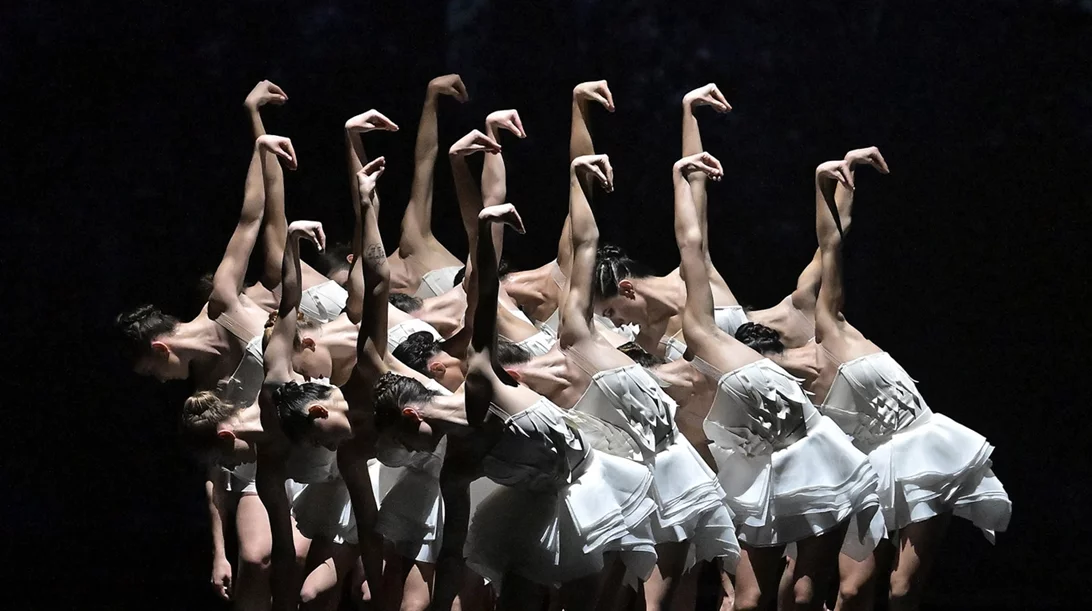 Σύγχρονη "Λίμνη των κύκνων" από το Βallet Preljocaj