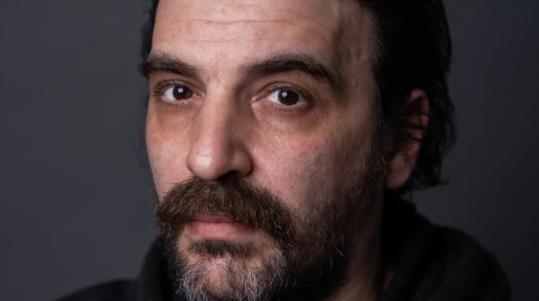 Στέλιος Καραμανώλης: "Στην τέχνη μου δεν υπάρχουν επιρροές, αλλά εργαλεία που γεννά η ανάγκη για δημιουργία"