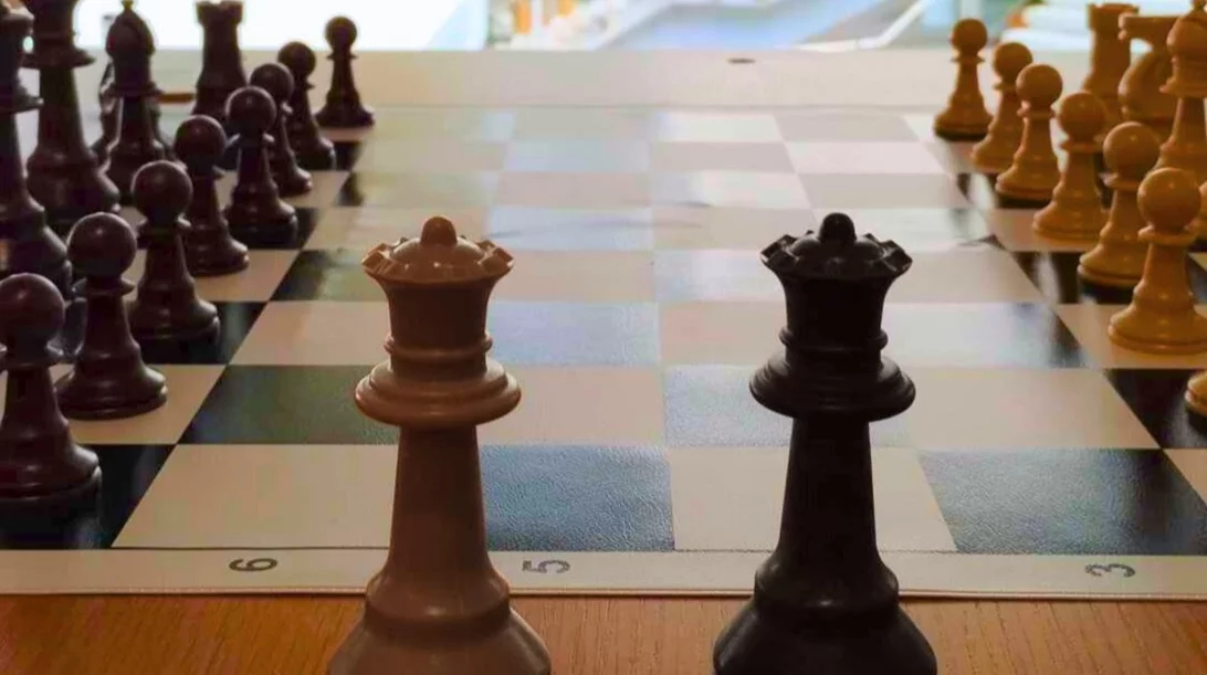 Τι δουλειά έχει μια έκθεση για το σκάκι σε μια μουσική βιβλιοθήκη;