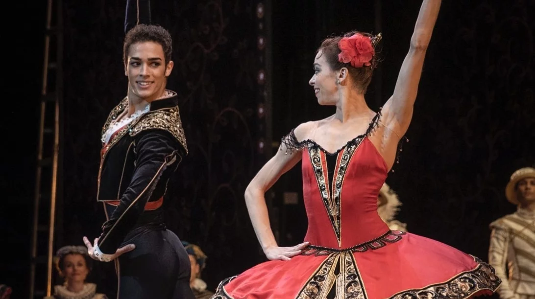 "Black Swan": Ο κορυφαίος χορευτής David Motta Soares ανυπομονεί να χορέψει για το ελληνικό κοινό στο Christmas Theater