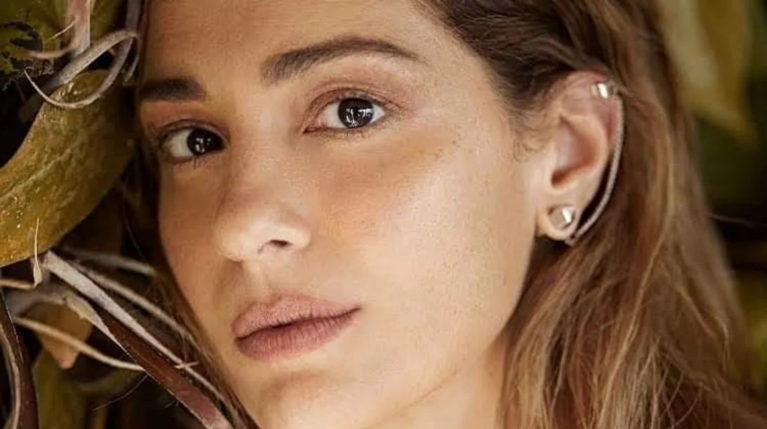 Η Νατάσα Μποφίλιου περιπλανιέται "Μες στους ανθισμένους κήπους"