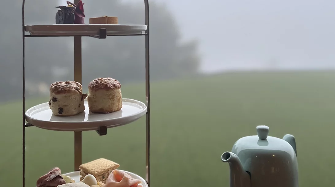 Γιατί το Afternoon Tea στο βουνό είναι μια τελετουργία που σε απογειώνει