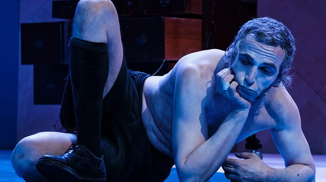 Σε ποιες παραστάσεις θα δείτε τους νικητές ανδρικού ρόλου στα 26α Θεατρικά Βραβεία Κοινού από το Αθηνόραμα;