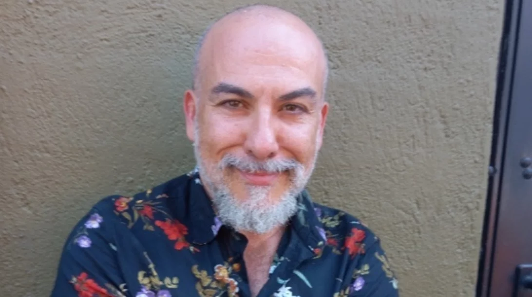 "Περάστε απόψε για καφέ": ο Νίκος Καρδώνης φέρνει στη σκηνή τη νουβέλα του Πιέρο Κιάρα