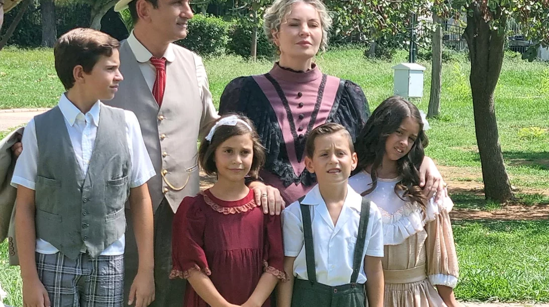 Το βραχιόλι της φωτιάς: Φωτογραφίες από τα γυρίσματα της σειράς εποχής και όσα θέλετε να μάθετε λίγο πριν από την πρεμιέρα