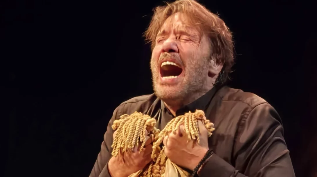 "Βροχή τα βέλη" με τον Στράτο Τζώρτζογλου: μια εξομολόγηση στη σκηνή