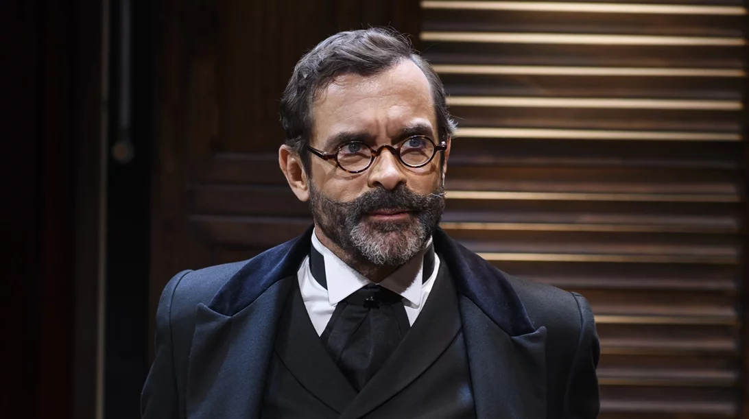 Ποιος νέος ηθοποιός μπαίνει στο καστ της παράστασης του Κωνσταντίνου Μαρκουλάκη "Στο διπλανό δωμάτιο ή το έργο του δονητή";