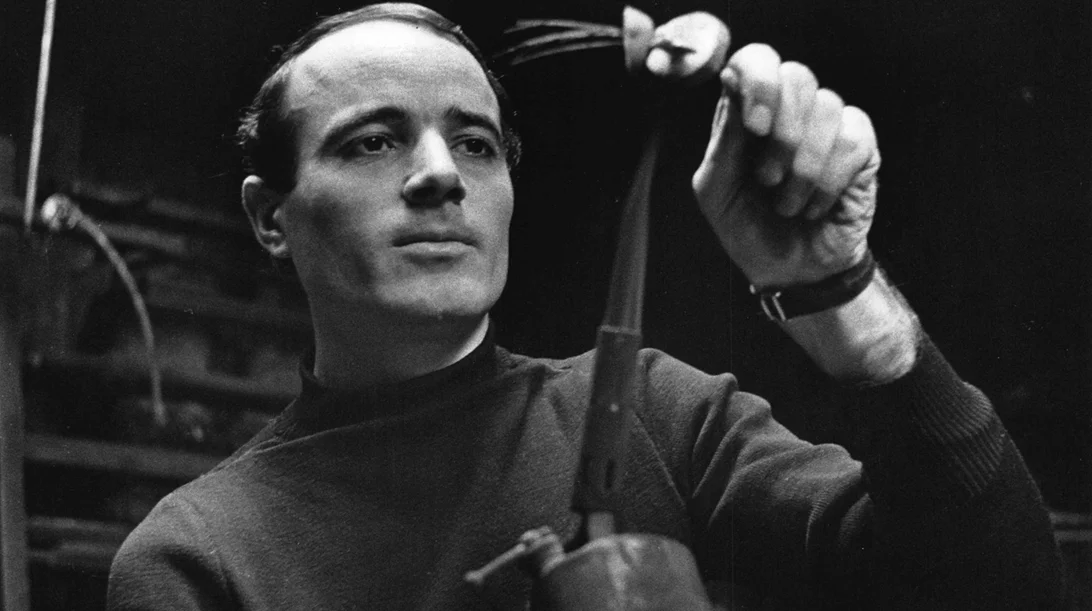 "The Void": Η έκθεση που εμβαθύνει στη σχέση του Takis με το Παρίσι