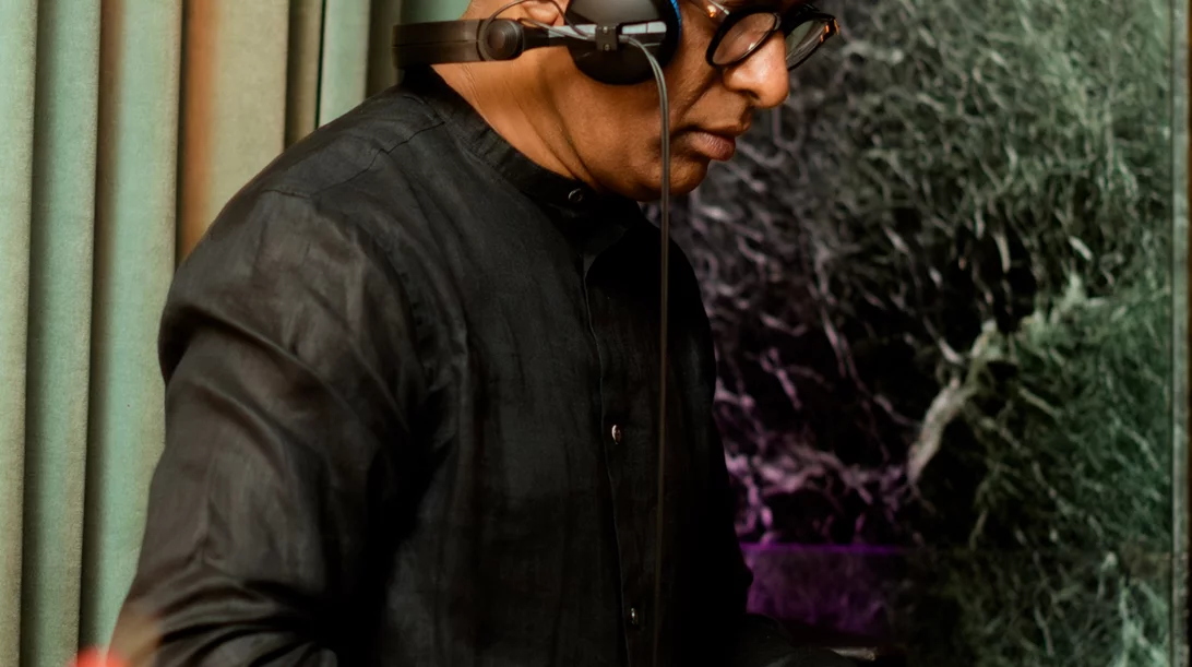 Ο DJ Ravin για ένα τελευταίο ανοιξιάτικο session στο "Athenee"