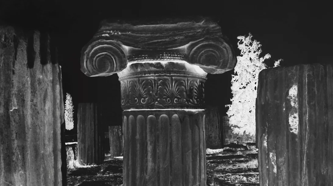 "Fragments of Time Past": Η Vera Lutter επιστρέφει στην Αθήνα φωτογραφίζοντας αρχαιοελληνικά μνημεία