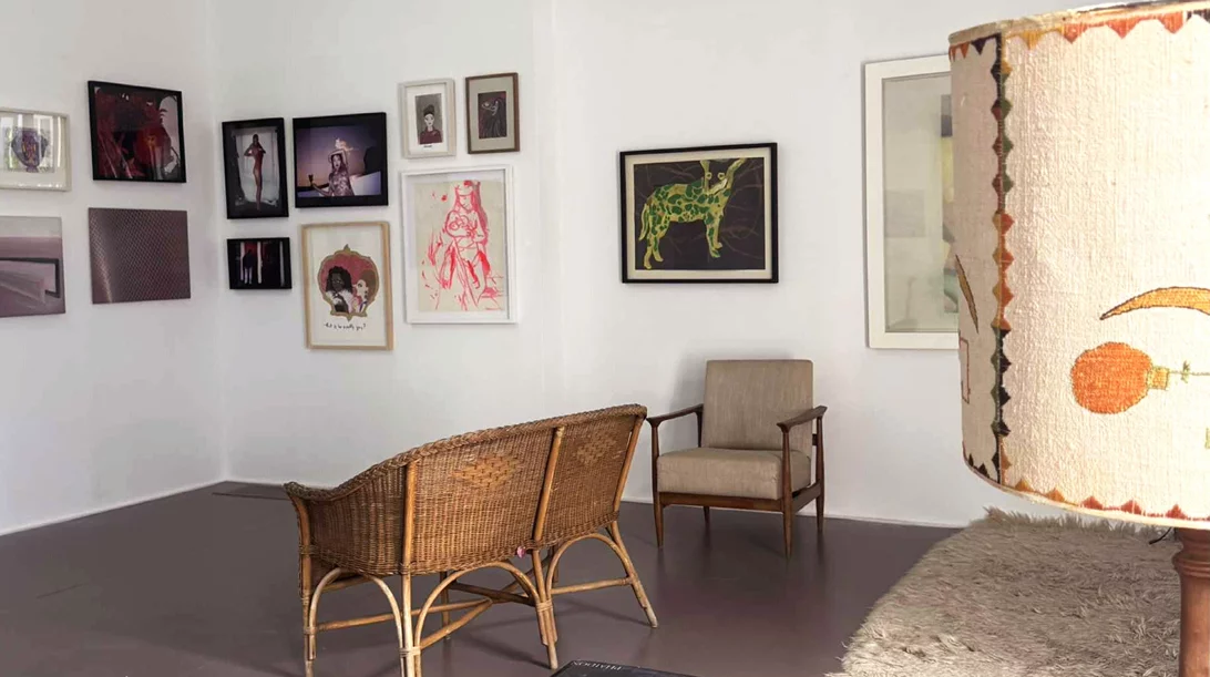 Η νέα έκθεση της Ρεβέκκας Καμχή σε καλεί να δεις τα σαλόνια "αλλιώς"