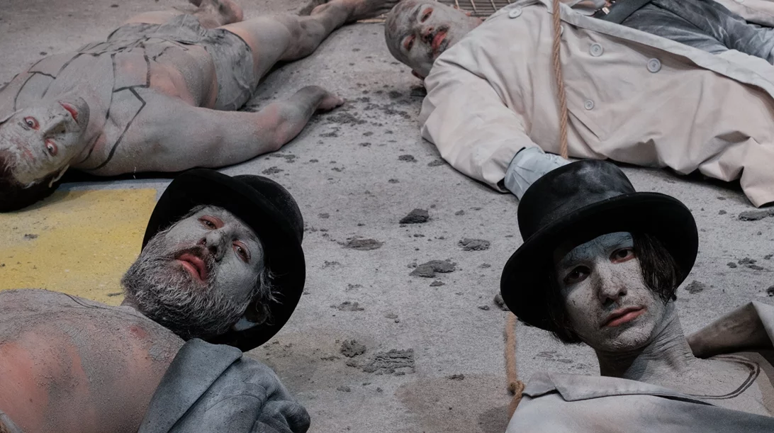 "Περιμένοντας τον Γκοντό": Ο Θωμάς Μοσχόπουλος μάς παραδίδει τον δικό του Μπέκετ με μια ανάγνωση ακριβείας