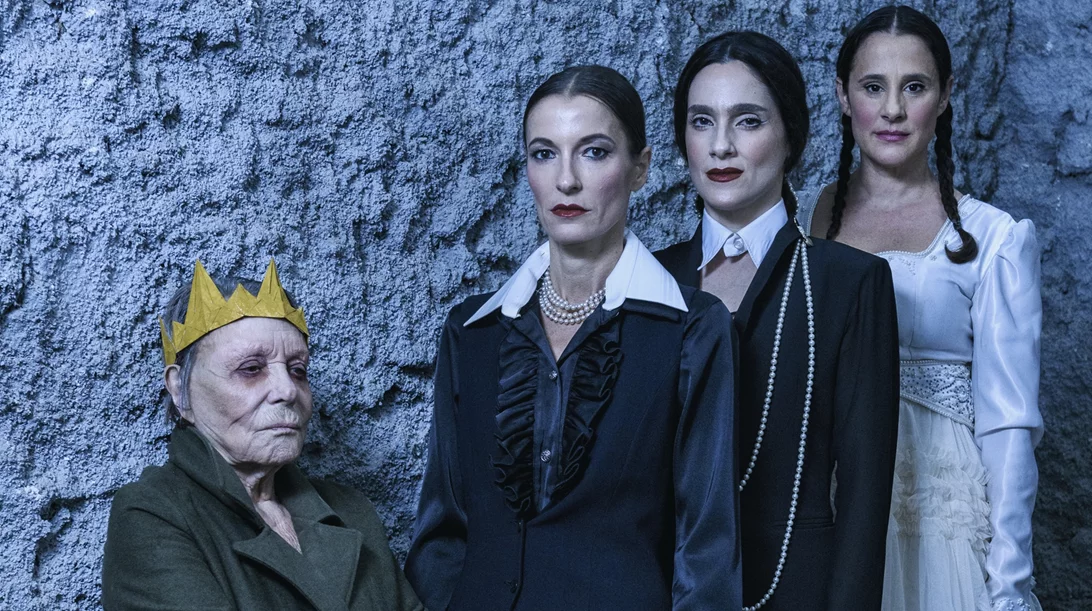 "Βασιλιάς Ληρ" με τη Μπέττυ Αρβανίτη: Δείτε πρώτες φωτογραφίες και τρέιλερ της παράστασης που σκηνοθετεί ο Στάθης Λιβαθινός