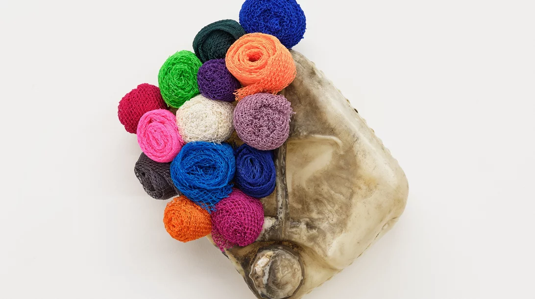 Romuald Hazoumè: "Για πολλά από τα προβλήματα του σύγχρονου κόσμου υπεύθυνοι είναι οι άνδρες"