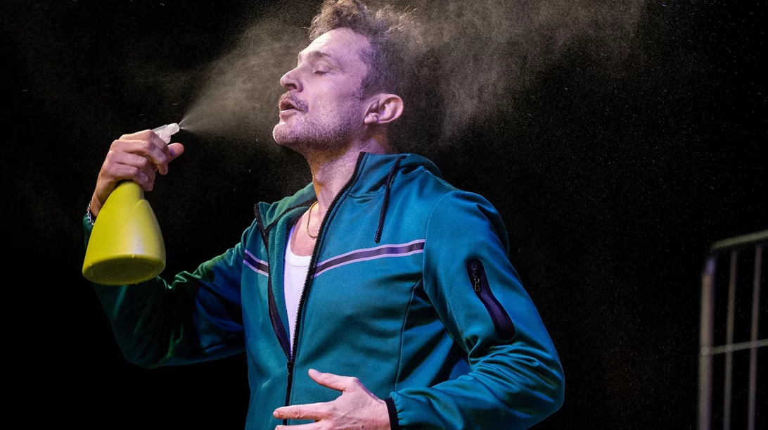 "Vanya": Ρεσιτάλ υποκριτικής από τον Γιώργο Καραμίχο στη sold out παράσταση