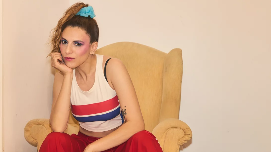 Η Angelika Dusk ξεσηκώνει την Αθήνα με 80s ρυθμούς