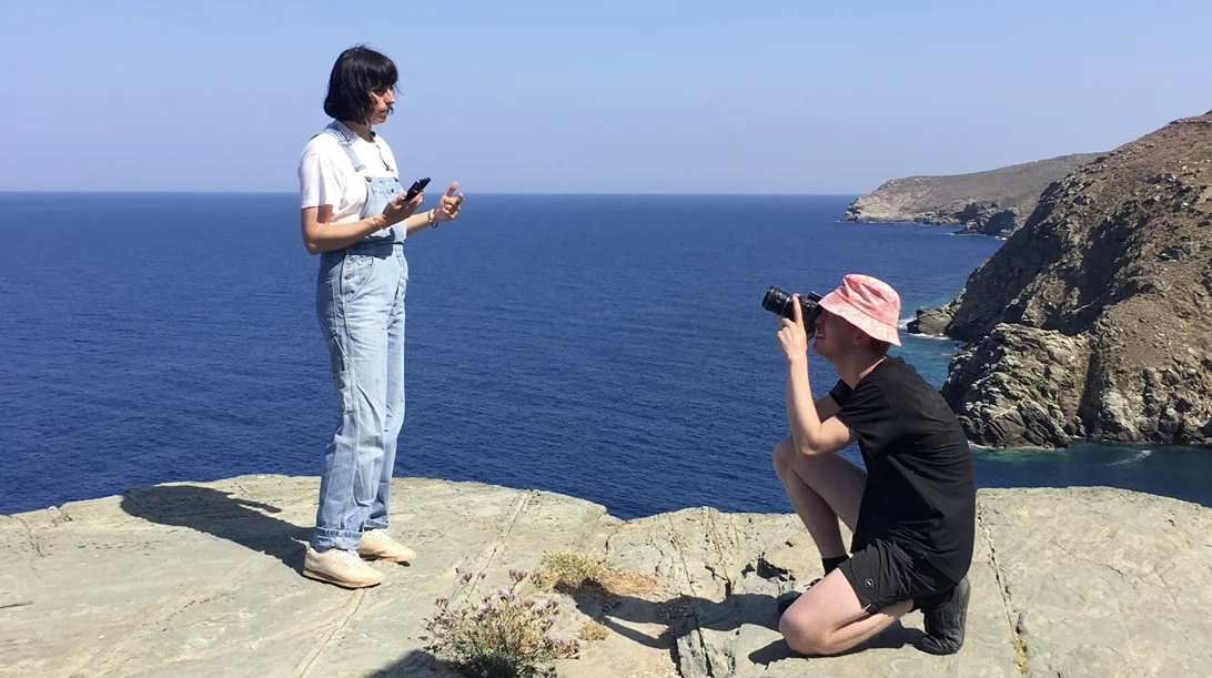 Κι όμως, η Σtella πρωταγωνιστεί σε μιούζικαλ γυρισμένο στη Σίφνο