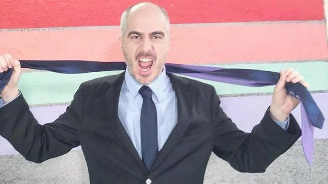 "Πόσο χρόνο έχω;"- Ο Βαγγέλης Χαρισόπουλος σε μια stand up παράσταση που μιλάει για όλα