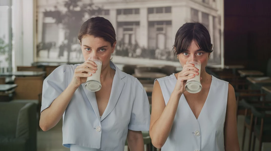 Οι νέες Τζωρτζίνα Λιώση και Νάνσυ Μπούκλη παίζουν και σκηνοθετούν στο Θέατρο του Νέου Κόσμου