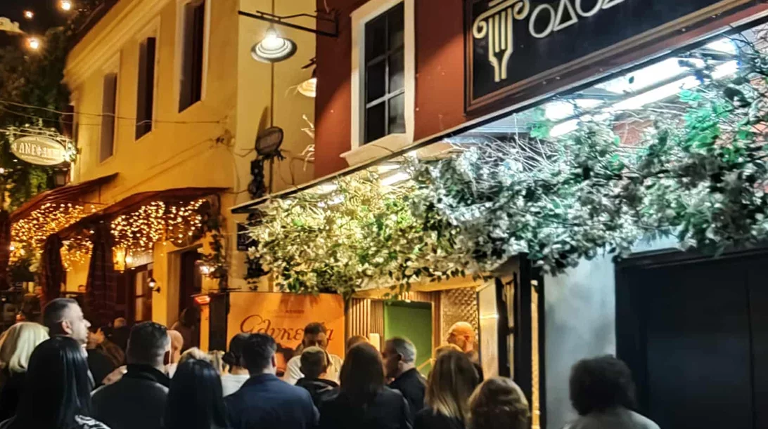 Εορταστικές βραδιές με live μουσική και γαστρονομική ταυτότητα σας περιμένουν στην Οδό Λυσίου