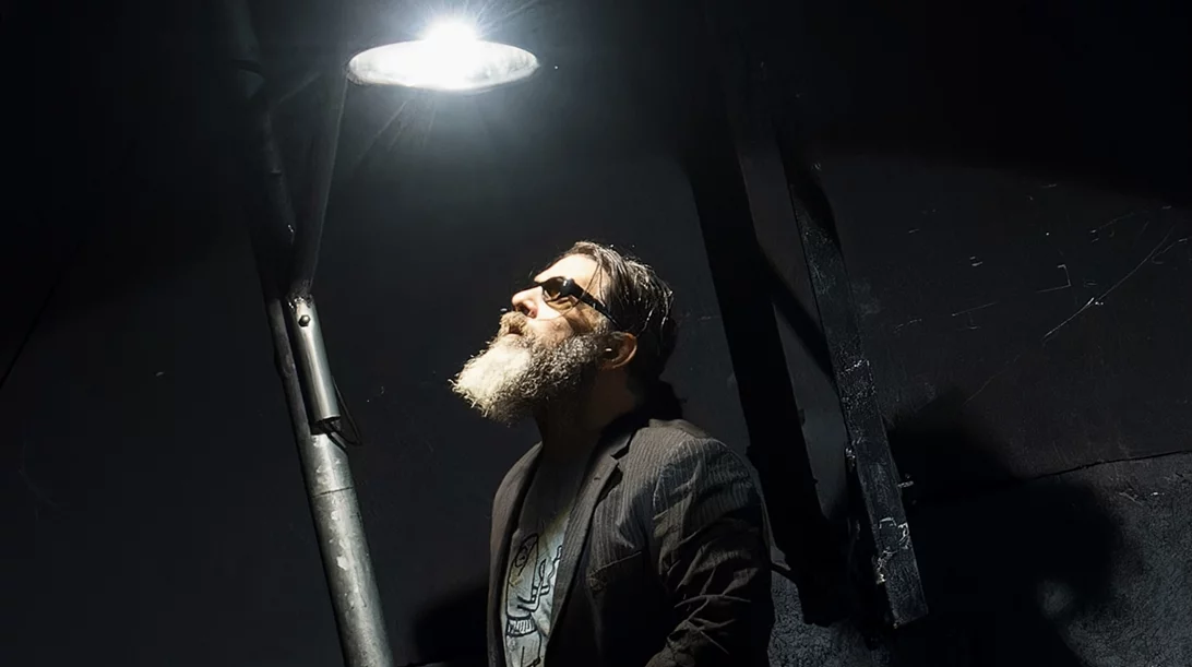 "Βάτραχοι" σε οπτικοακουστικό slapstick ντελίριο από την ομάδα Ελλήνων ακροβατών και χορευτών "κι όμΩς κινείται"