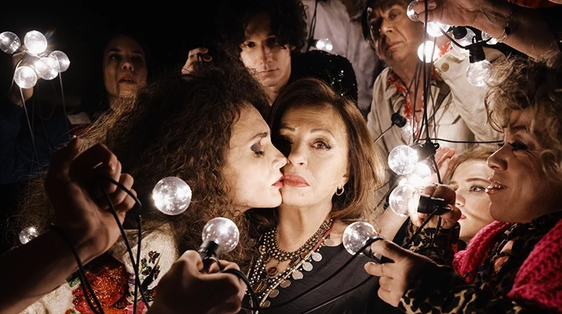 "Μια νύχτα στην Επίδαυρο": Πρώτες φωτογραφίες από την νέα παράσταση του Νίκου Καραθάνου