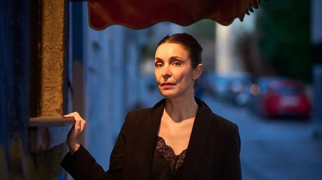 Στο θεατρικό σύμπαν της Τώνιας Ράλλη ονειρεύεσαι όσο αναπνέεις