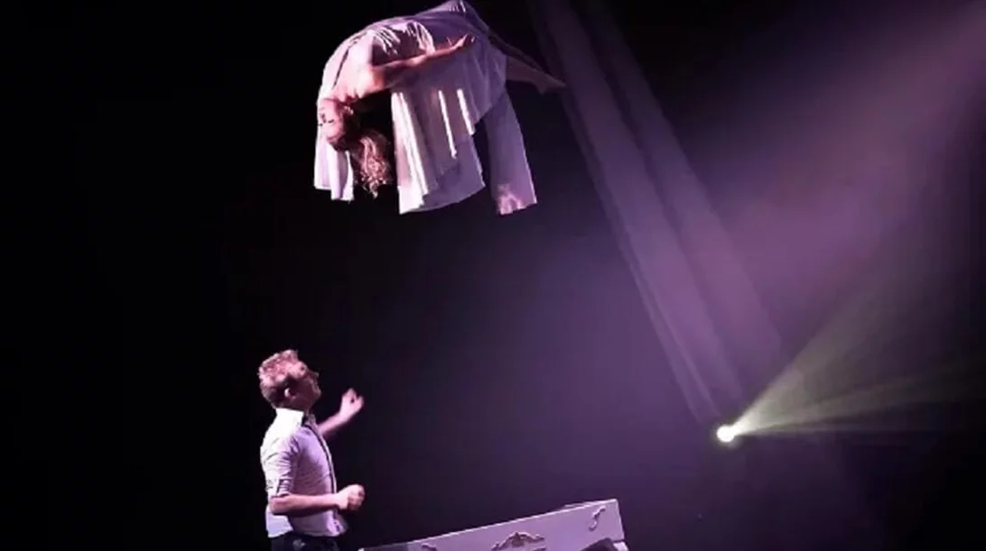 "Las Vegas Magic Festival": Θέαμα για όσους πιστεύουν στη μαγεία στο Christmas Theater