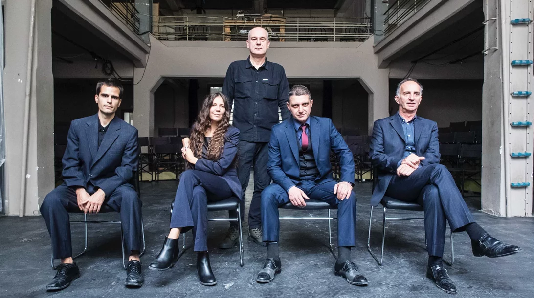 "Καλιγούλας": Νέες φωτογραφίες από την παράσταση του Τσέζαρις Γκραουζίνις