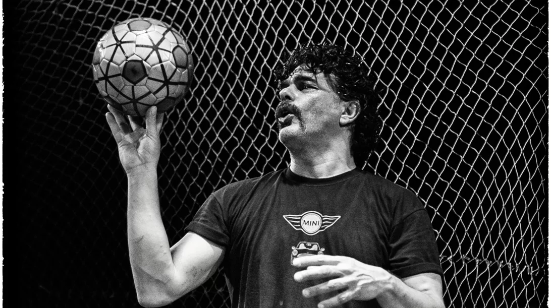 Ο Σήφης Πολυζωίδης σκοράρει ξανά με το "Football-Το παιχνίδι της ανθρωπότητας"