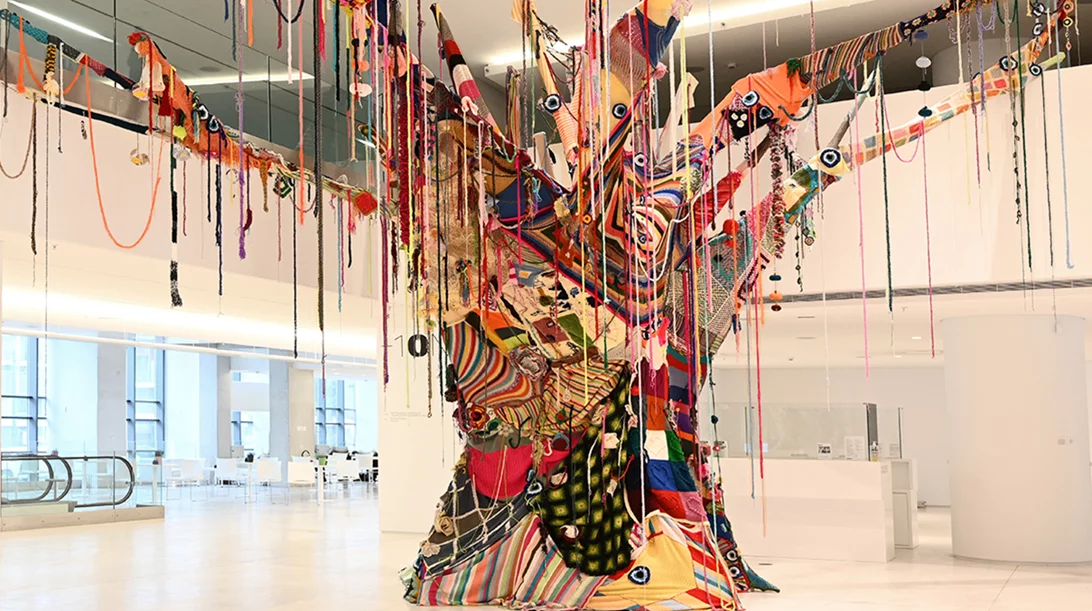 Τι καρπούς θα φέρει το δέντρο στο ΕΜΣΤ; Δείτε την νέα εγκατάσταση του Stephan Goldrajch στο φουαγιέ