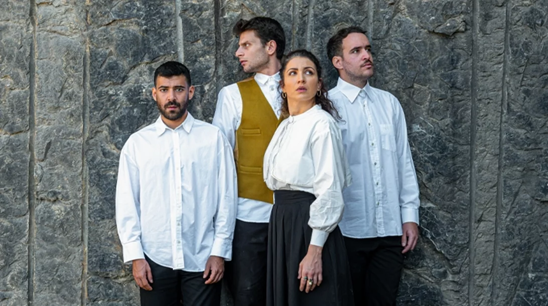 Είδαμε την παράσταση "Ο Γιάννης το βούδι" της Ευαγγελίας Γατσωτή για το σκληρό πρόσωπο της κλειστής κοινωνίας