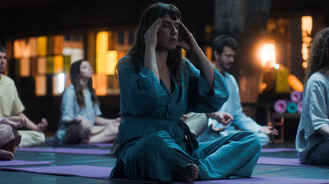 Η Κάτια Γκουλιώνη κατά λάθος σε φέρετρο στο teaser του Νόμου του Μέρφυ