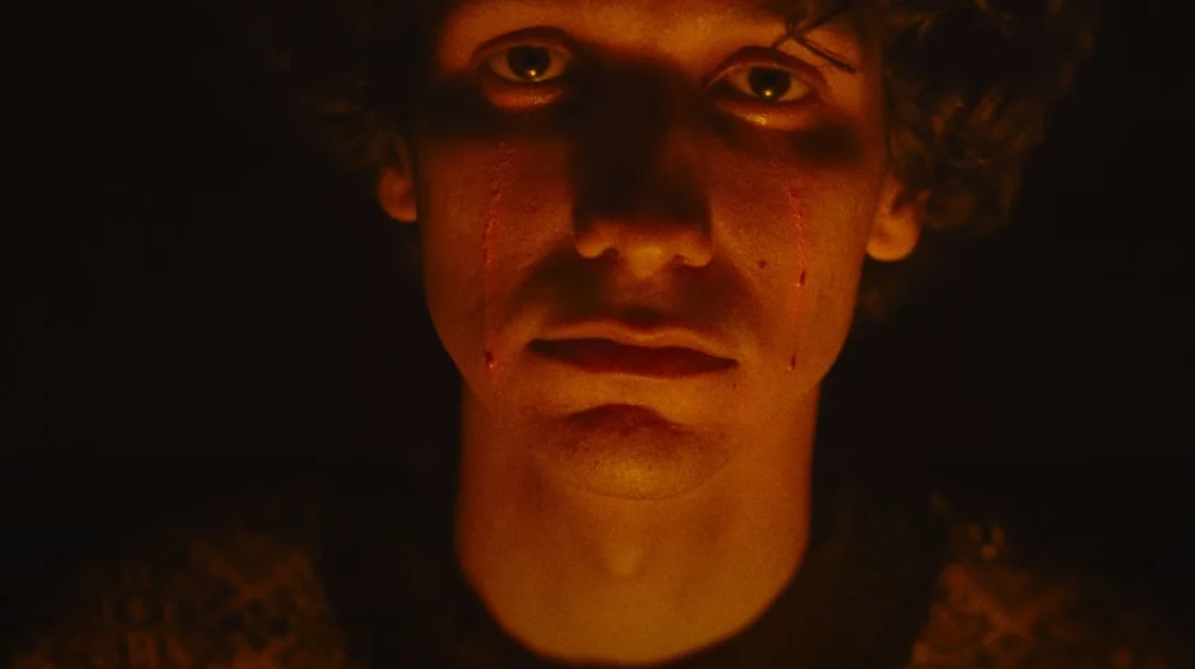 Μην αγνοήσετε το ρετρο-γοτθικό teaser του "Αγαπούσε τα Λουλούδια Περισσότερο"