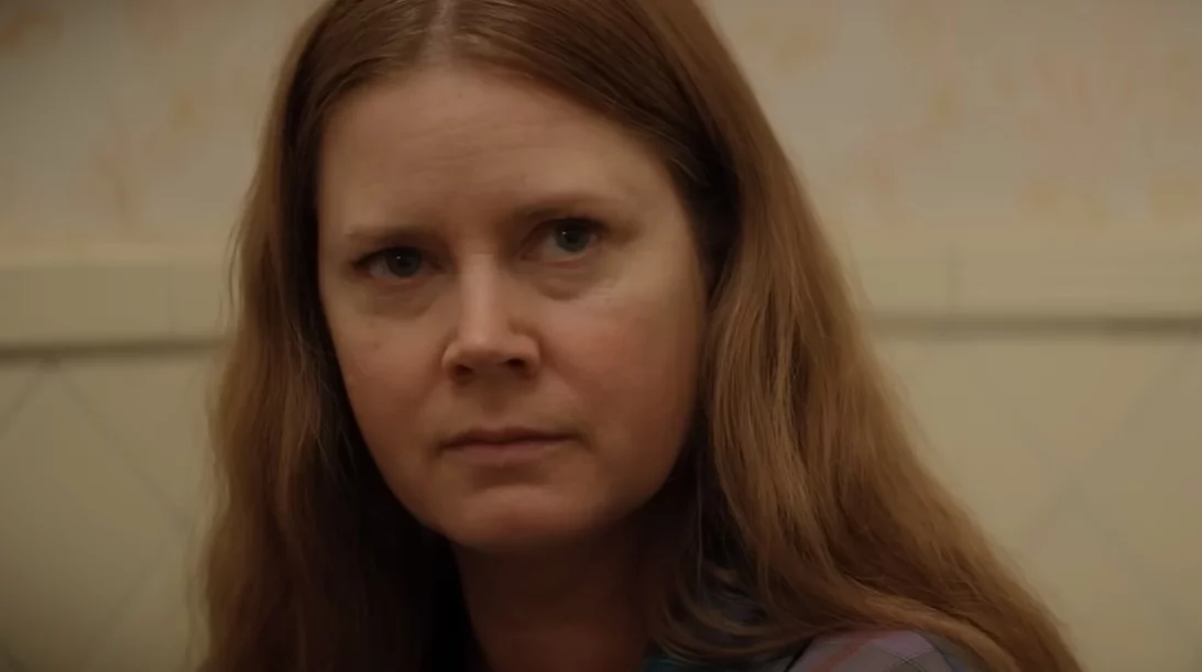 Η Έιμι Άνταμς μεταμορφώνεται σε σκύλο στο trailer του "Nightbitch"