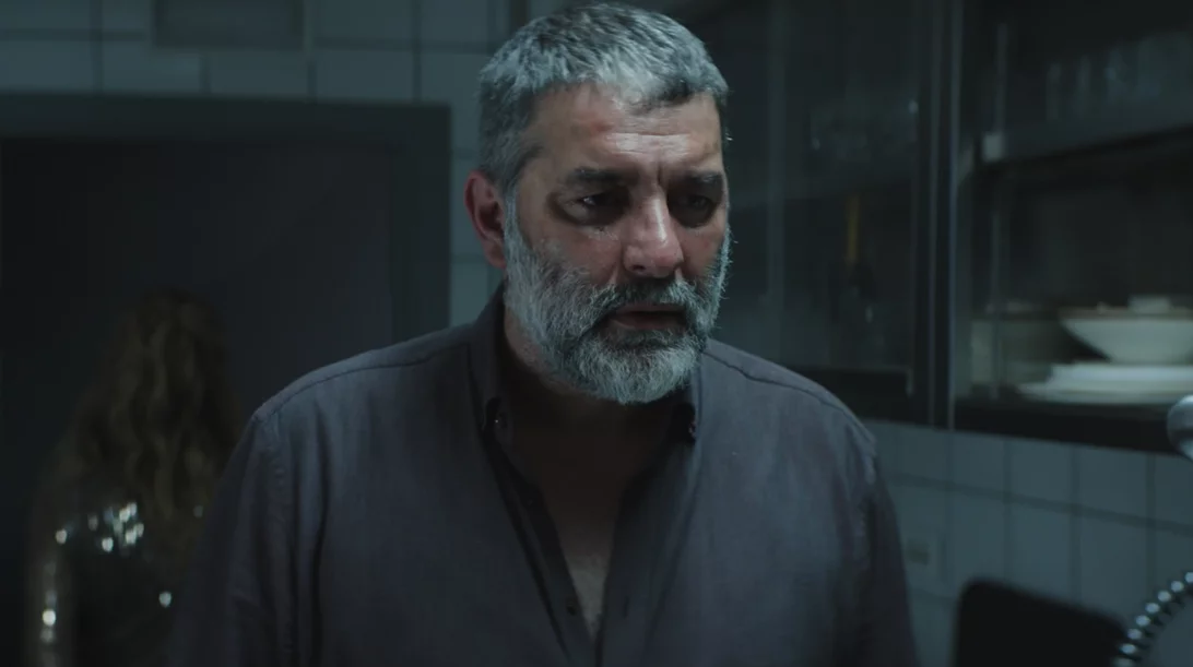 Όλα λάθος για τον Μπισμπίκη στο πρώτο teaser της "Σπασμένης Φλέβας"