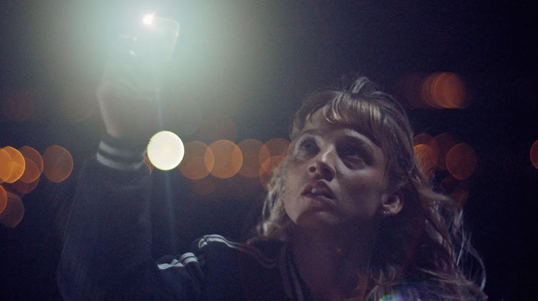 Την Ίδια Ώρα, στη Γη