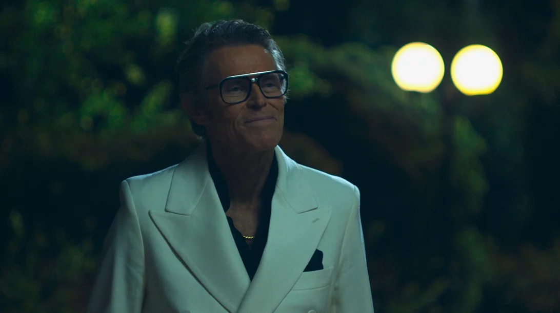 Ο Γουίλεμ Νταφόε είναι πανούργος μεγιστάνας στο τρέιλερ του "Birthday Party"