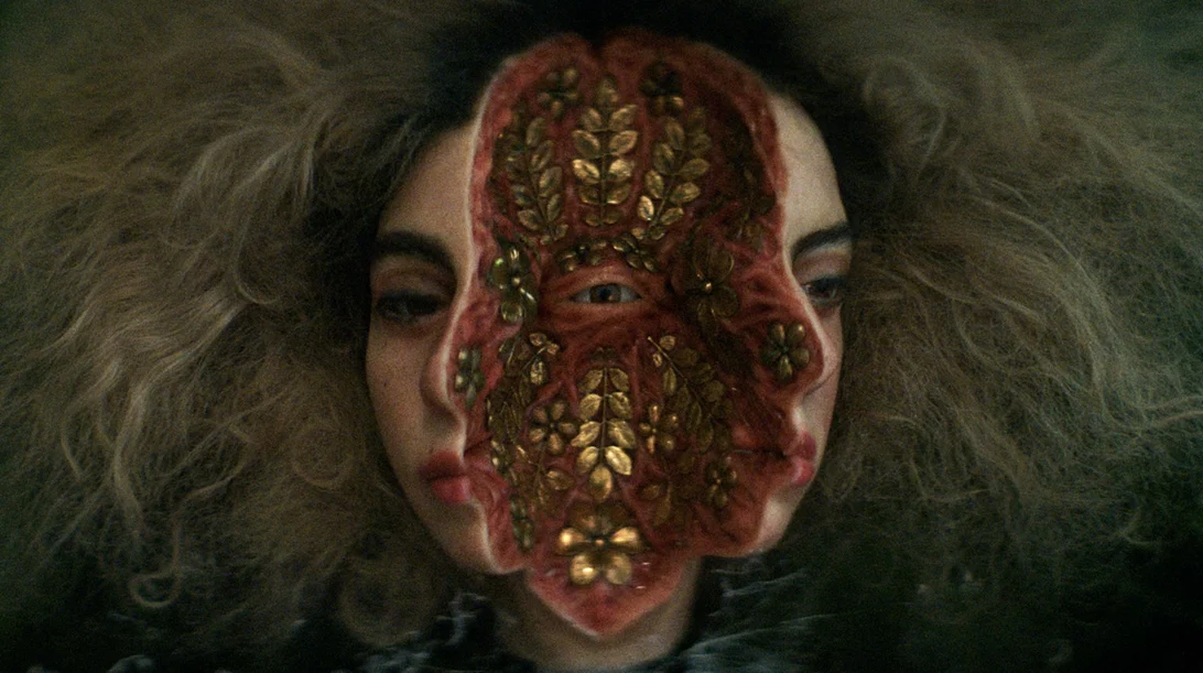 Έτσι φτιάχτηκαν οι αφίσες των καλύτερων ελληνικών ταινιών της χρονιάς: "Αγαπούσε τα Λουλούδια Περισσότερο"